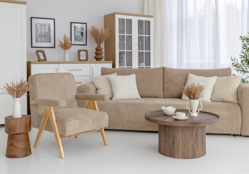 Jak ocieplić jasny salon, aby wyglądał lekko i stylowo?