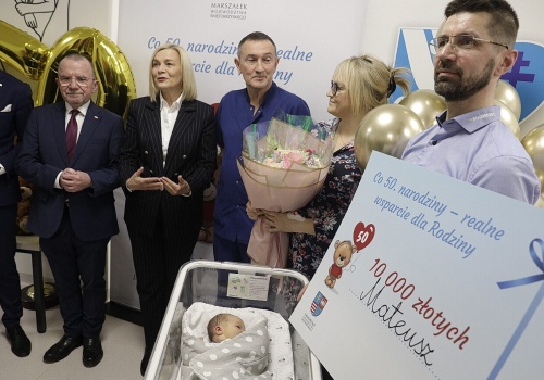 Marszałek województwa broni bonów dla co 50. noworodka: Renata Janik nie musi się promować