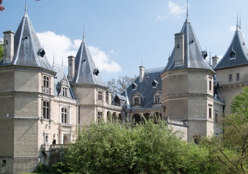 Zamek jak z bajki Disneya. Doskonały cel na wiosenną wycieczkę