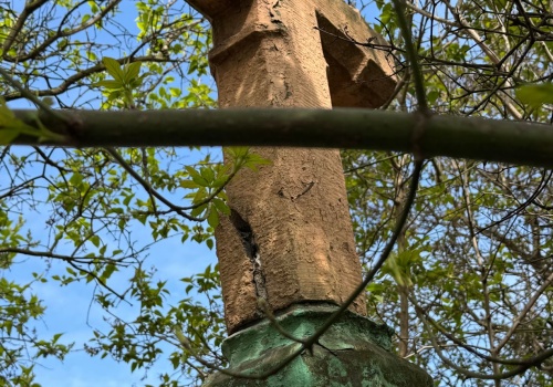 „Boję się, że coś spadnie mi na głowę”. Kapliczka przy Limanowskiego straszy mieszkańców