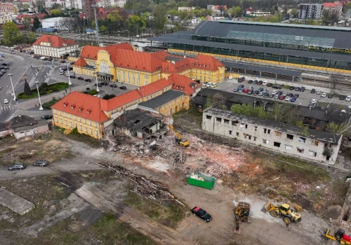 Prace rozbiórkowe na budowie Centrum Przesiadkowego w Legnicy