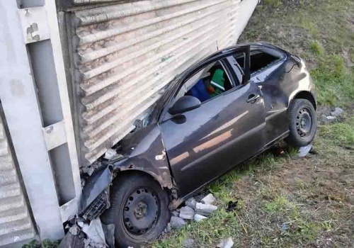 Śmiertelny wypadek na S11 pod Poznaniem. Seat wbił się w betonowe podpory znaków