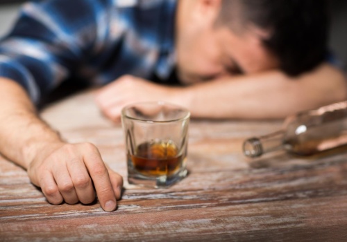 Jedni nadużywają alkoholu, inni za to słono płacą. 1,4 mln zł na skutki pijaństwa