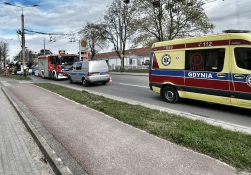 Gdyński trolejbus zderzył się z autem. Dwie osoby zostały ranne, jedna trafiła do szpitala