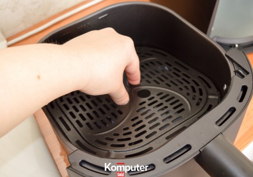 Trik z czyszczeniem air fryera skończył się pożarem. Tak unikniesz tragedii