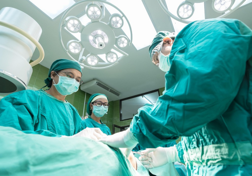 Jak rządy zamierzają poradzić sobie z rosnącymi kosztami krajowej służby zdrowia w związku ze wzrostem zachorowalności w krajach o wysokim wskaźniku szczepień przeciwko COVID-19