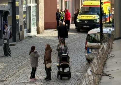 Interwencja służb na ul. Konopnickiej w Jeleniej Górze. Agresywna kobieta zaczepiała przechodniów
