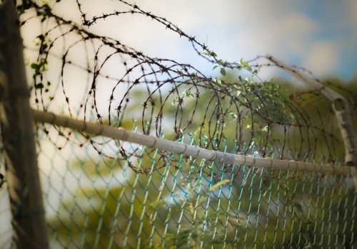 Czy można mieć drut kolczasty na ogrodzeniu?