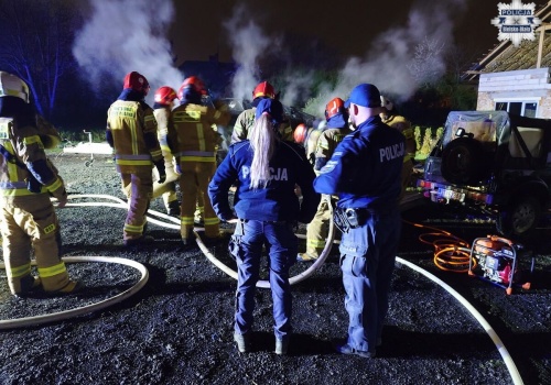 Pożar samochodu elektrycznego. Akcja gaśnicza trwała przez całą noc