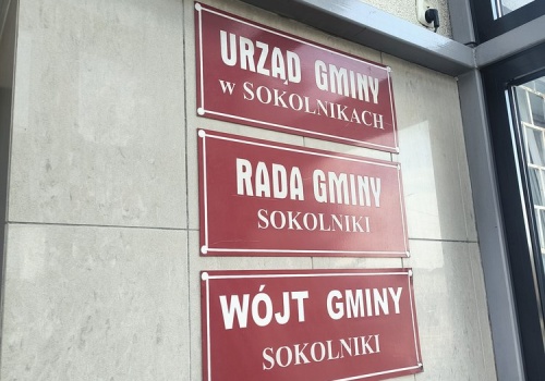 Wczoraj w budynku Urzędu Gminy w Sokolnikach montowano agregat prądotwórczy