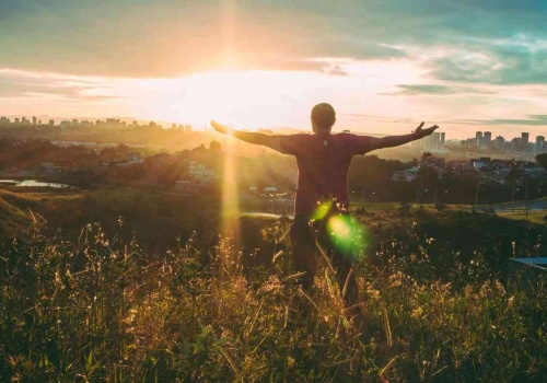 „Kiedyś” i „jutro” kradną ci życie. Jak żyć tu i teraz