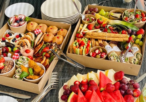 Firmy coraz częściej zamawiają lunche do biura. W Olsztynie działa już taka usługa