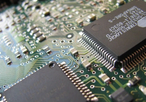 Zyski wystrzeliły, akcje spadły. Boom na AI to już za mało