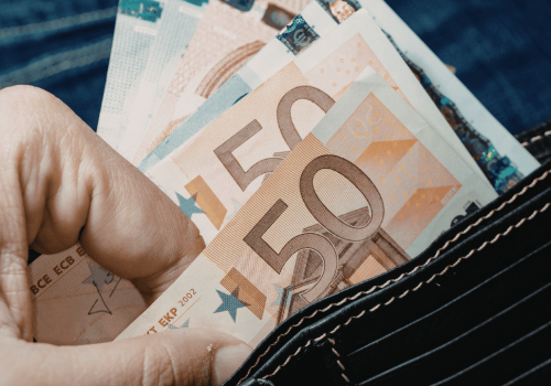 Kurs euro przed majówkowymi wyjazdami. Kiedy najlepiej wymienić walutę na zagraniczny urlop?