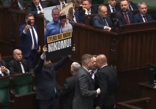 Sejm na granicy chaosu. Polityczna wojna wchodzi na poziom ulicznej propagandy
