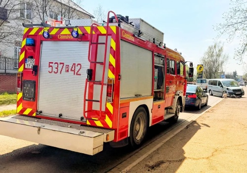 Food truckiem ściął słup i skasował auto (ZDJĘCIA)