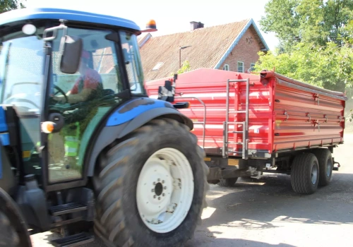 Nie wystarczy tylko umieć jeździć ciągnikiem. Tyle płacą dziś operatorom