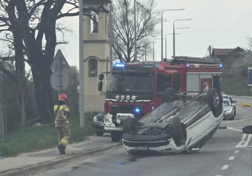 Dachowanie w Nowym Sączu. Wahadło i utrudnienia na ul. Węgierskiej