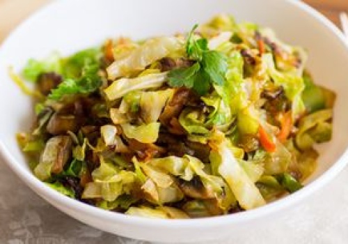 Mąka i śmietana ją psują. Inny dodatek lepiej zagęści młodą kapustę i podbije jej smak