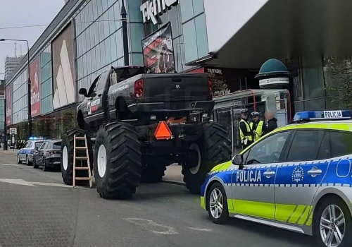 Policja odholowała Monster Trucka w centrum Warszawy. Właściciele odpowiadają. Kto ma rację?