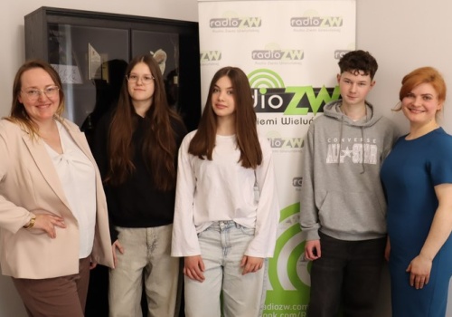 Gośćmi Radia ZW byli Zofia Polak, Oliwia Baranowska, Kacper Adamczyk – uczniowie SP w Masłowicach oraz katechetka Arlena Krzemińska i pedagog Aleksandra Dzbik