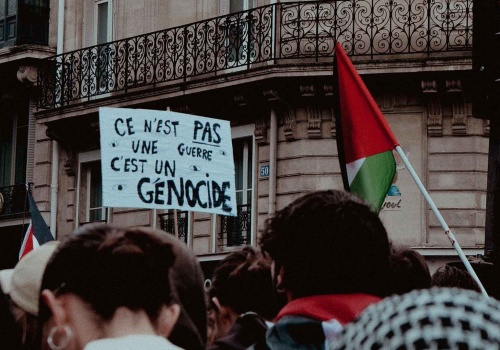 Więzienie za krytykę Izraela? Kontrowersyjne prawo podzieliło Francję