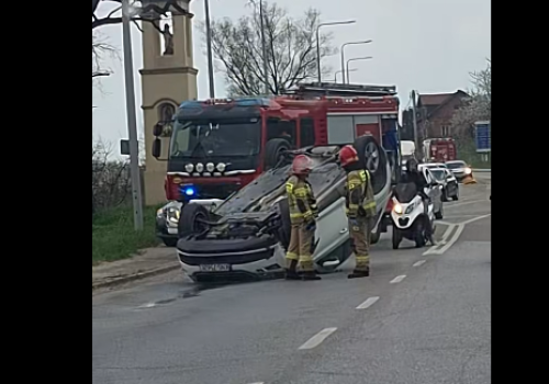 Dachowanie na ul. Węgierskiej w Nowym Sączu. Ogromne korki!