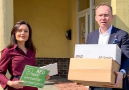 Defibrylatory ratujące życie trafiły do legnickich szkół i instytucji