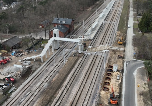 PLK: Kładka w Bełchowie pnie się nad torami – bezpieczne dojście do peronów coraz bliżej