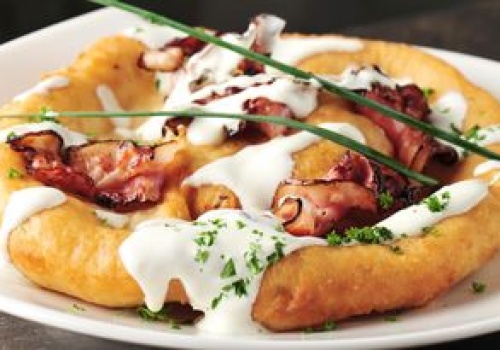 Nie musisz jechać do Budapesztu, by ich spróbować. Tak zrobisz langosze w domu