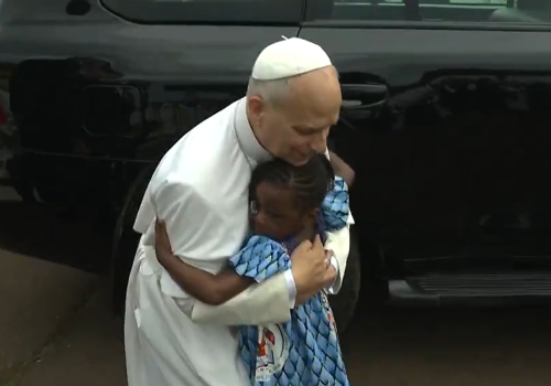 Dziewczynka podbiegła na lotnisku, by uściskać papieża Leona XIV na pożegnanie