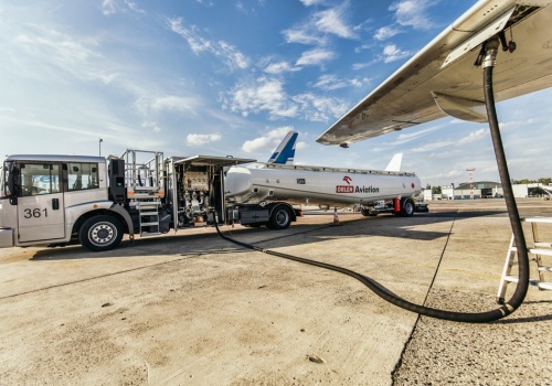 Paliwa lotniczego zabraknie w maju? MAE i IATA ostrzegają, Iran otwiera Ormuz