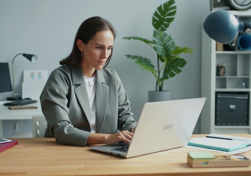 Czy pracodawca może śledzić Twój wzrok i tempo pisania? Home office pod lupą