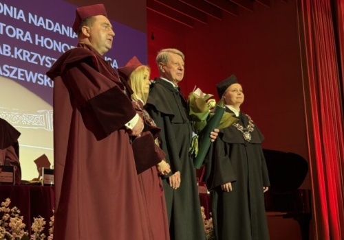 Promocje akademickie na UJD. Prof. Krzysztof Matyjaszewski z tytułem doktor honoris causa
