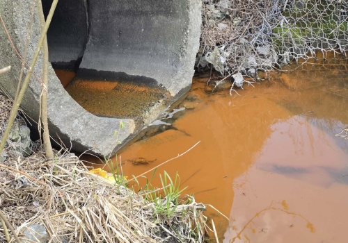 Nieznana substancja w Bystrzycy. Trwa akcja strażaków, pobrano też próbki wody