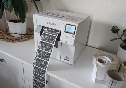 Epson ColorWorks C4000e. Czy własna minidrukarnia kolorowych etykiet ma sens?