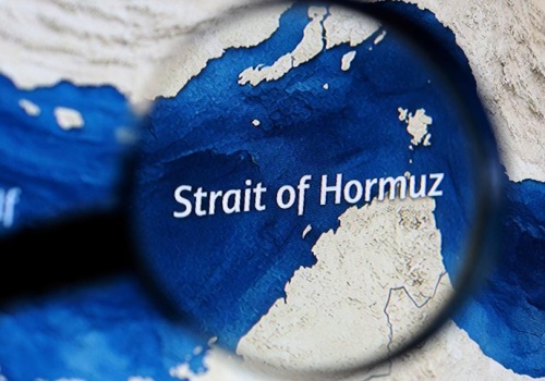 Ormuz otwarty, ale tylko na chwilę? Iran przepuszcza statki przez cieśninę, ropa tanieje