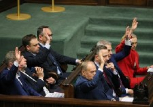 Sondaż: KO z rocznym rekordem, PiS z historycznym spadkiem, ale kto stworzyłby rząd?