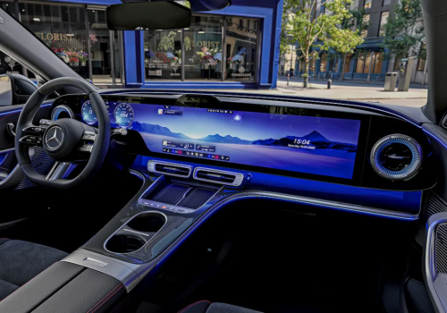 Mercedes pokazuje wnętrze elektrycznej C-Klasy. Dominują ogromne ekrany