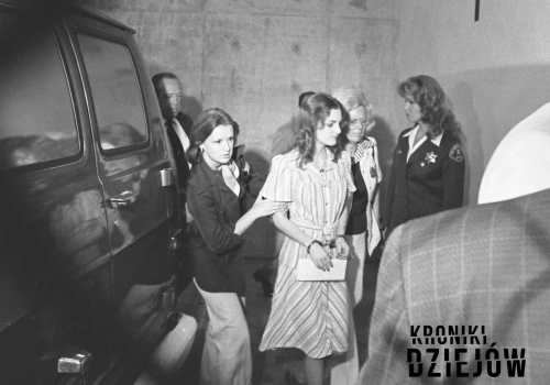 Porwali 19-latkę i zamknęli w szafie. Po 2 miesiącach napadła na bank z karabinem