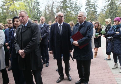 Zadumany Włodzimierz Czarzasty pojawił się na pogrzebie. Pożegnał Myśliwskiego [ZDJĘ…