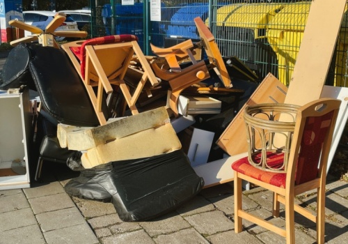 Zbiórka odpadów wielkogabarytowych. Co wystawić, a co nie zostanie odebrane?