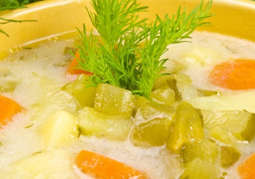 Moja babcia robi najlepszą zupę ogórkową. Pod koniec gotowania dodaje to