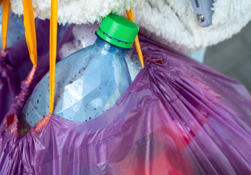 Polacy tracą cierpliwość do butelkomatów. Dzięki tej aplikacji to bułka z masłem