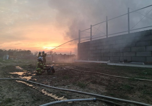 Ogień w sercu Strzyżowa. Podsumowanie nocnej walki z pożarem sortowni odpadów