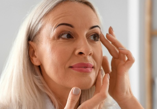 Zniknie opuchlizna i drugi podbródek. Najlepsze sposoby na smuklejszą twarz