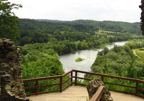 Polski zamek, którego nie wolno odwiedzać. Turyści notorycznie łamią zakaz