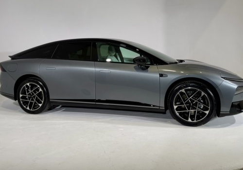 Ładujący się w 12 minut Xpeng P7+ debiutuje w Polsce. Czy to ostateczny pogromca Tesli?