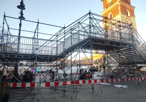 Na Rynku Głównym w Krakowie powstaje trybuna i kładka