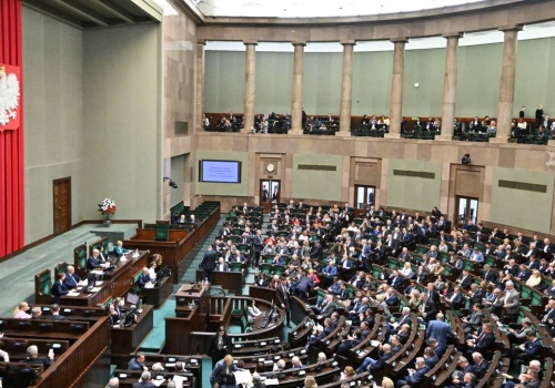 Rośnie przewaga KO nad PiS. Najnowszy sondaż